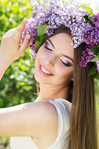 Vakker jente med syrinblomster. – stockfoto