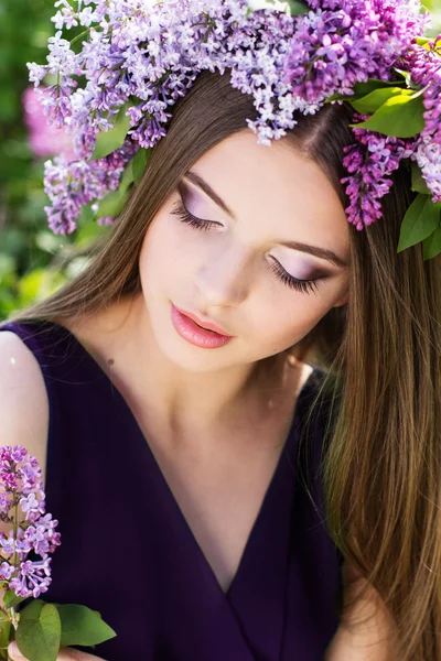 Hermosa chica con flores lila — Foto de Stock