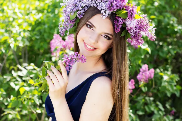 Hermosa chica con flores lila Imagen de stock