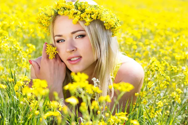 Bella ragazza con cayennes rosso caldo — Foto Stock