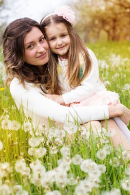 Anne ve kızı dandelions alanı