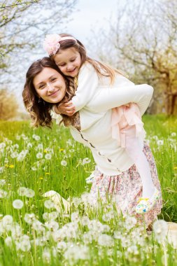 Anne ve kızı dandelions alanı