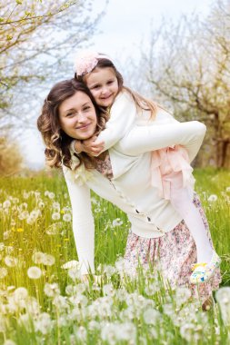 Anne ve kızı dandelions alanı