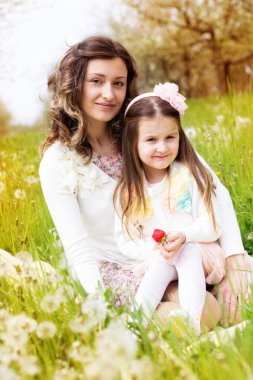 Anne ve kızı dandelions alanı