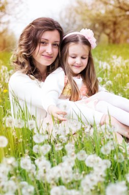 Anne ve kızı dandelions alanı