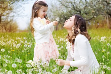 Anne ve kızı dandelions alanı