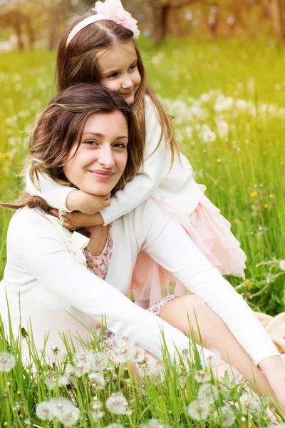 Anne ve kızı dandelions alanı