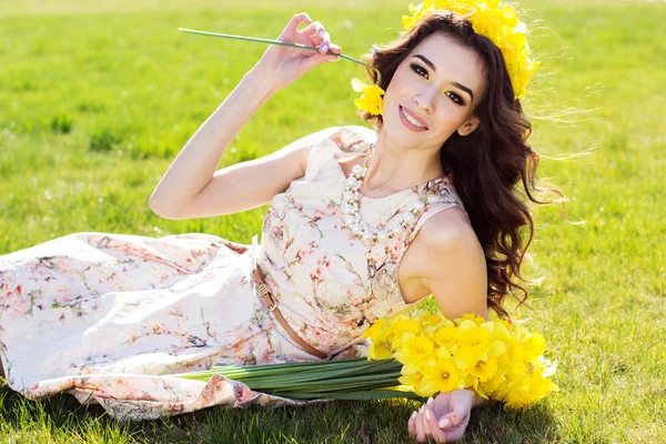 Sexy fashion girl wearing yellow dress — Stock Photo, Image