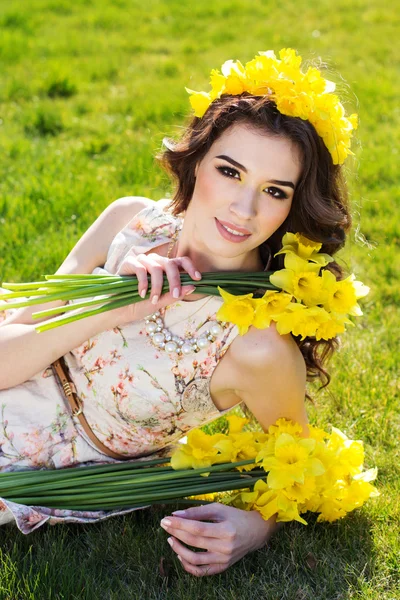 Junge schöne Mädchen Visagistin in der Nähe Kosmetiktisch — Stockfoto