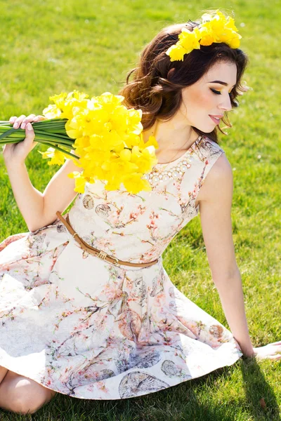 Mooi meisje visagist in de buurt van cosmetica tafel — Stockfoto