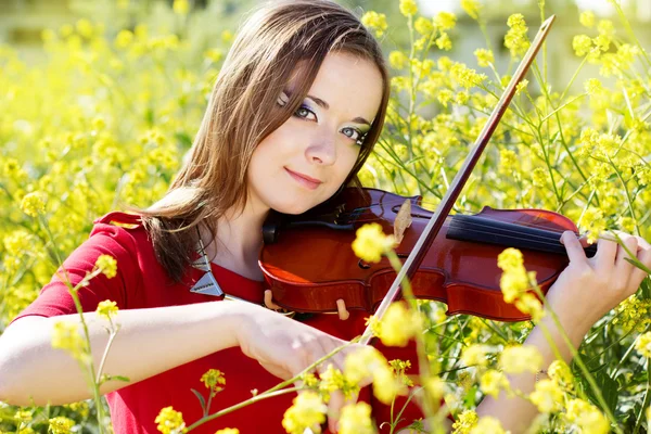 Portrait de fille avec son violon — Photo