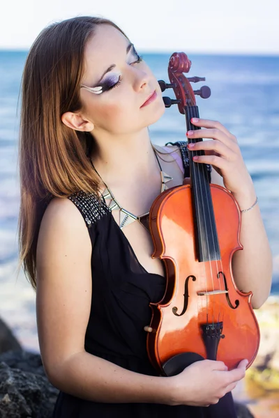 Portrait of girl with her violin — Stock Photo, Image