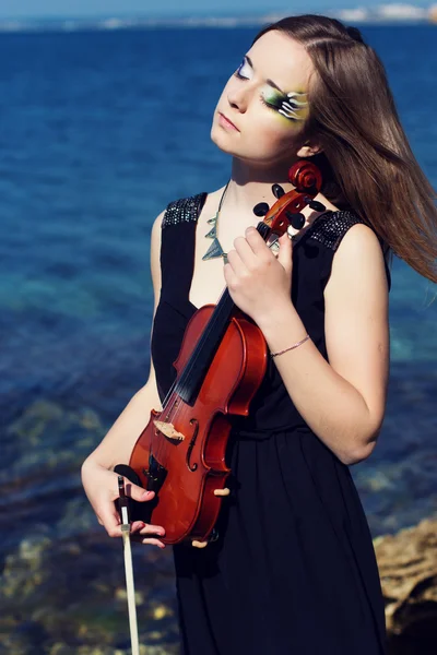 Portrait of girl with her violin — Stock Photo, Image