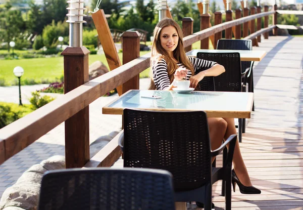 Stad levensstijl vrouw met behulp van smartphone op Cafe — Stockfoto