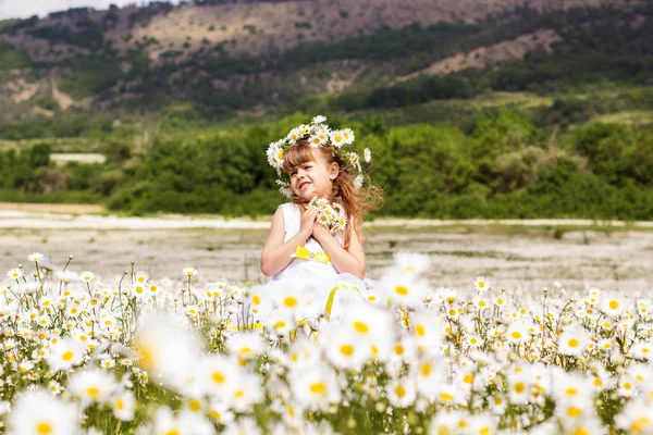 Menina bonito no campo de camomila — Fotografia de Stock