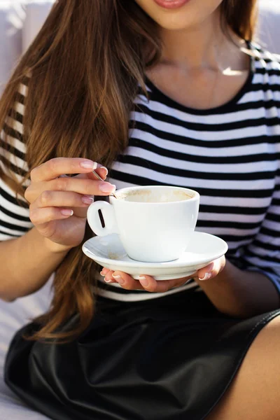 Giovane donna che beve caffè in un caffè all'aperto — Foto Stock