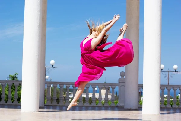 Joven hermosa chica haciendo gimnasia al aire libre —  Fotos de Stock