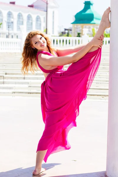 Young beautiful girl doing gymnastic outdoors — Stock Photo, Image