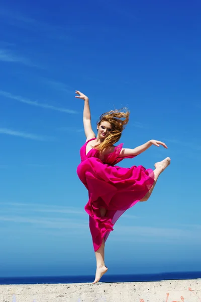 Giovane bella ragazza facendo ginnastica — Foto Stock