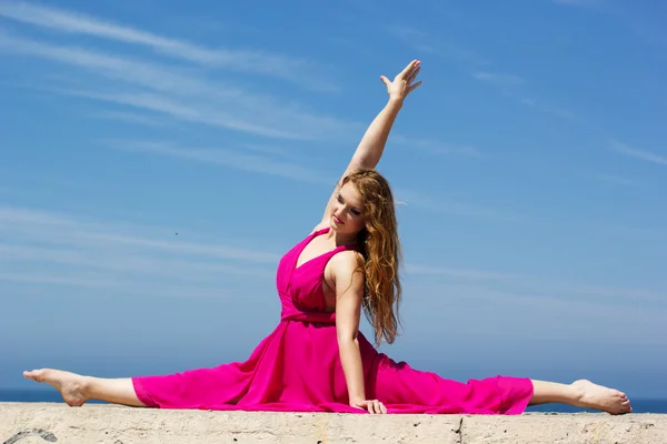 Joven hermosa chica haciendo gimnasia —  Fotos de Stock