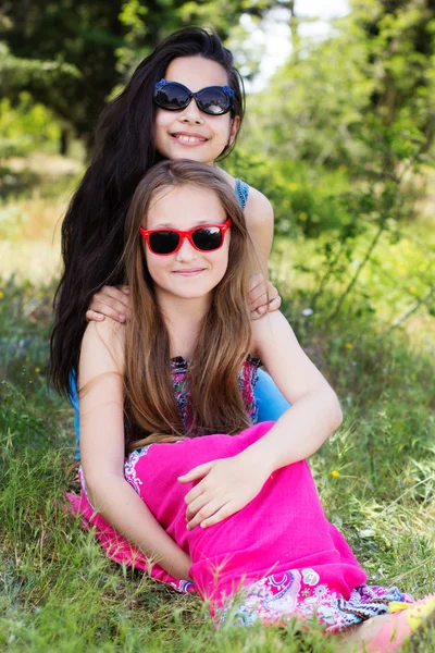 Dos hermanas acostadas en el parque —  Fotos de Stock