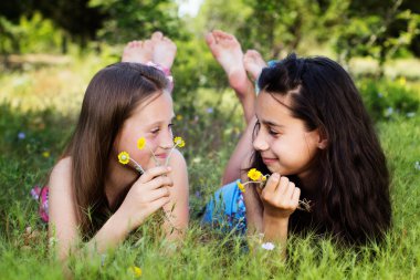 İki kız kardeş parkta bırakmasını
