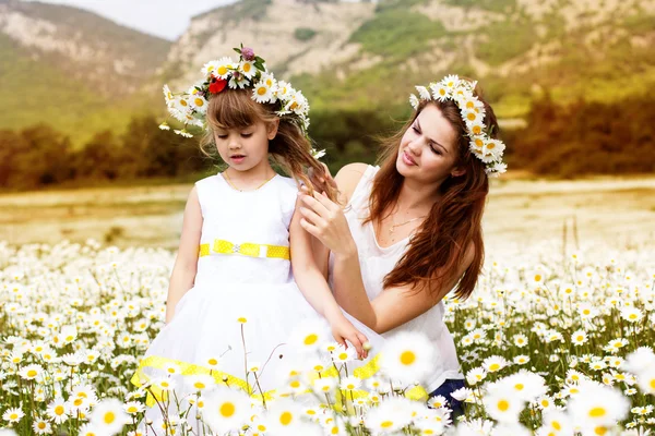 Mère avec son enfant jouant dans le champ de camomille — Photo