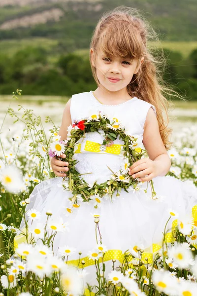 Cute child girl at camomile field — Stock Photo, Image