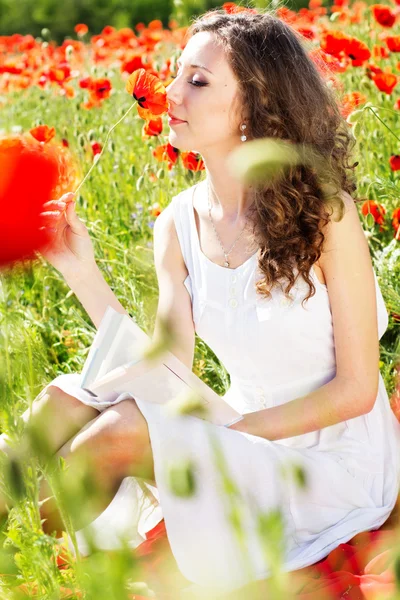 Joven hermosa chica en el campo de las amapolas —  Fotos de Stock