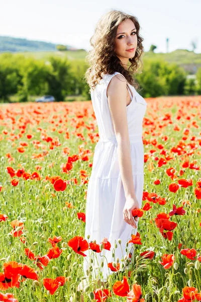 年轻漂亮的女孩，在领域的罂粟花 — 图库照片