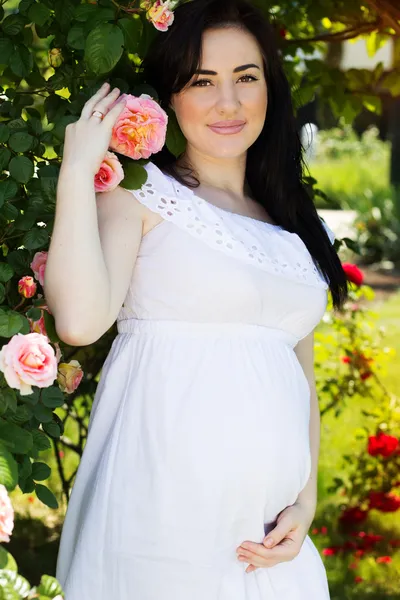 Zwangere vrouw rusten in park met groen gras — Stockfoto