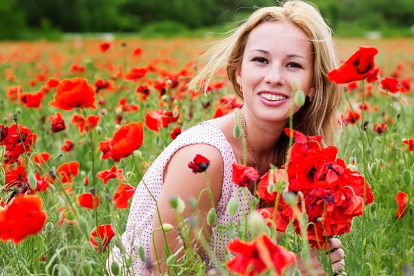 Chica de verano en el campo de amapola — Foto de Stock