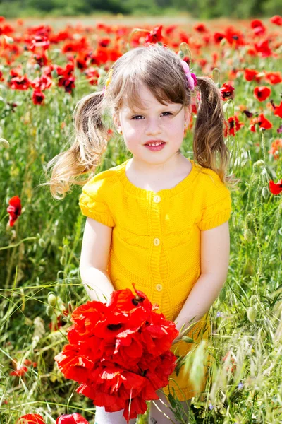 Schattig kind meisje in papaverveld — Stockfoto