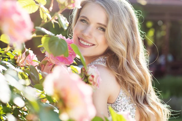 Moda bellezza ragazza con fiori di rose — Foto Stock