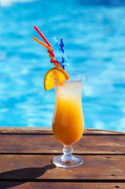 Yakınındaki tatil yüzme havuzunda serinletici kokteyl