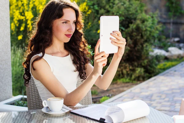 Fille passer du temps dans un café en utilisant une tablette numérique — Photo