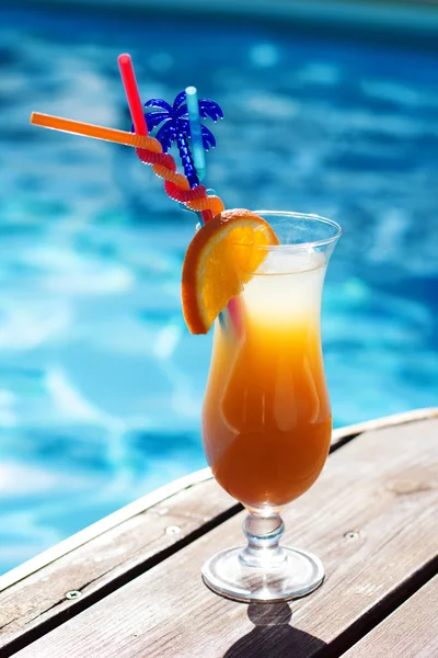 Yakınındaki tatil yüzme havuzunda serinletici kokteyl — Stok fotoğraf