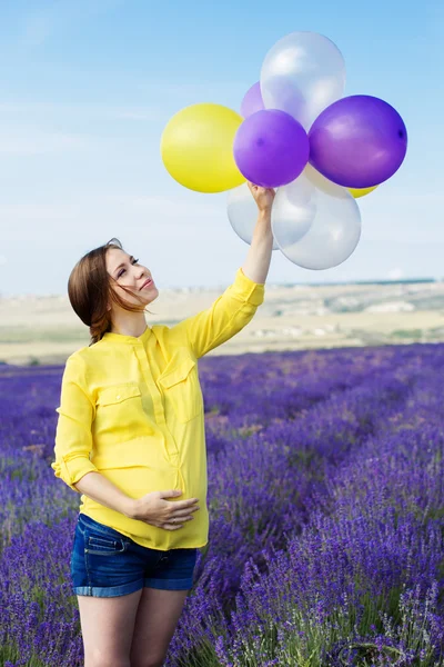 Красивая беременная женщина на лавандовом поле — стоковое фото