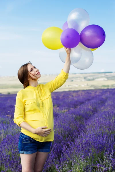 ラベンダー畑の美しい妊婦 — ストック写真