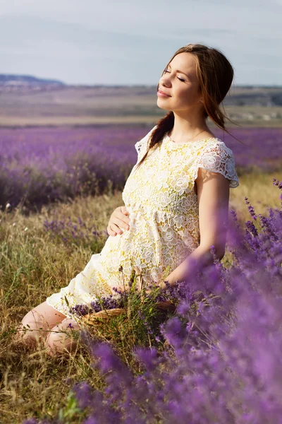 Piękna kobieta w ciąży w lawendowym polu — Zdjęcie stockowe