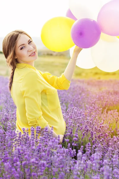 Vackra gravid kvinna i fältet lavendel — Stockfoto