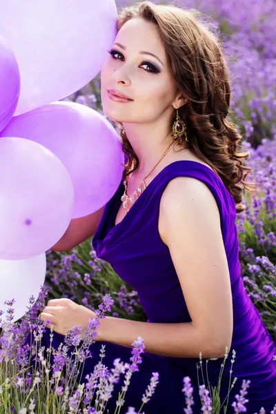 Bedårande flicka med lila ballonger. — Stockfoto