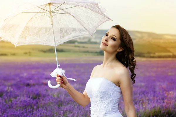 Hermosa novia posando en el campo de la lavanda — Foto de Stock