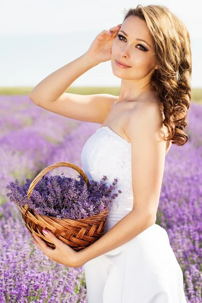 Schöne Braut posiert auf Lavendelfeld — Stockfoto