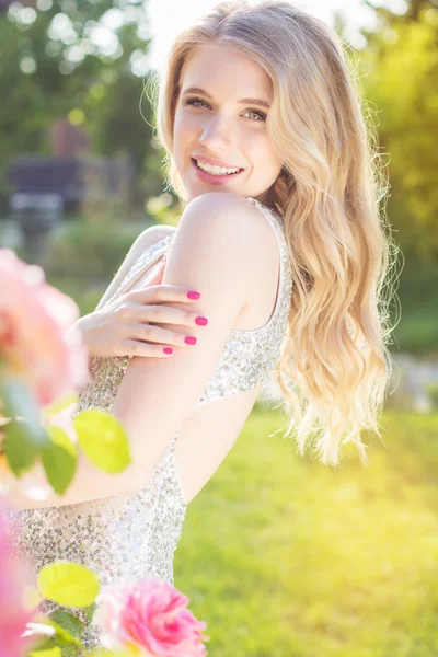 Fashion beauty girl with roses flowers — Stock Photo, Image