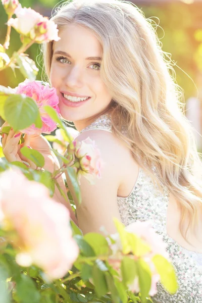 Fashion beauty girl with roses flowers — Stock Photo, Image