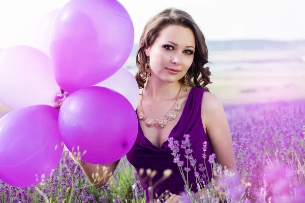 Ragazza adorabile con palloncini viola . — Foto Stock