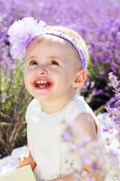 Hermosa niña en el campo de lavanda —  Fotos de Stock