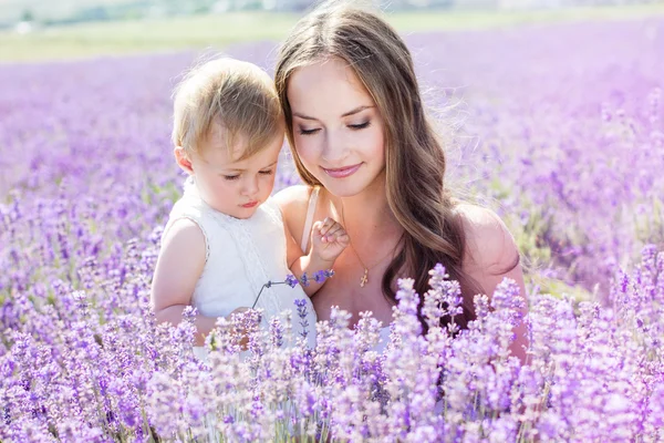 Moeder en gaughter spelen in Lavendel veld — Stockfoto