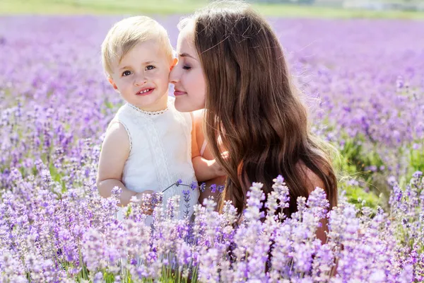 Mor och gaughter spelar i lavendel fält — Stockfoto